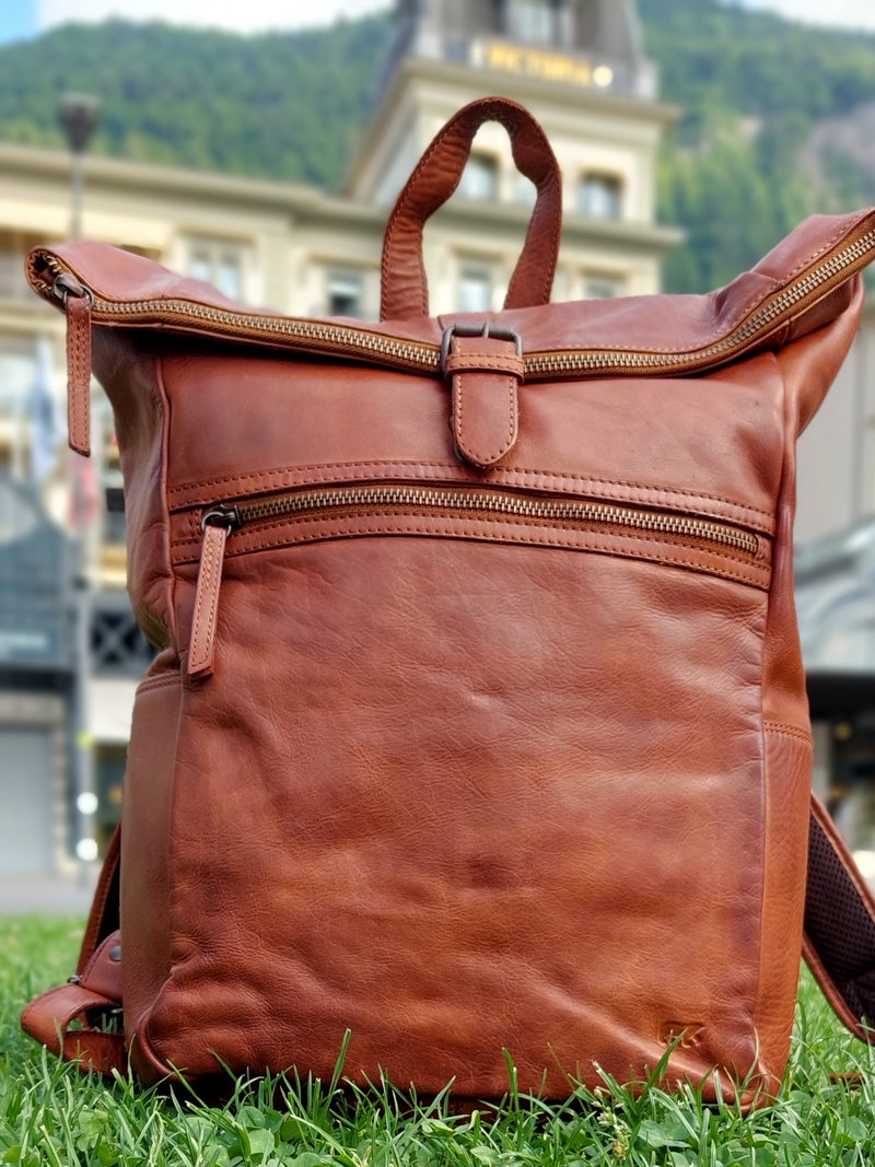 Cognacfarbener Lederrucksack vor dem Victoria Hotel