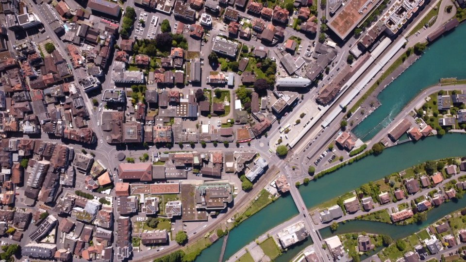 Luftaufnahme von Interlaken: die Aare schlängelt sich durch die Stadt