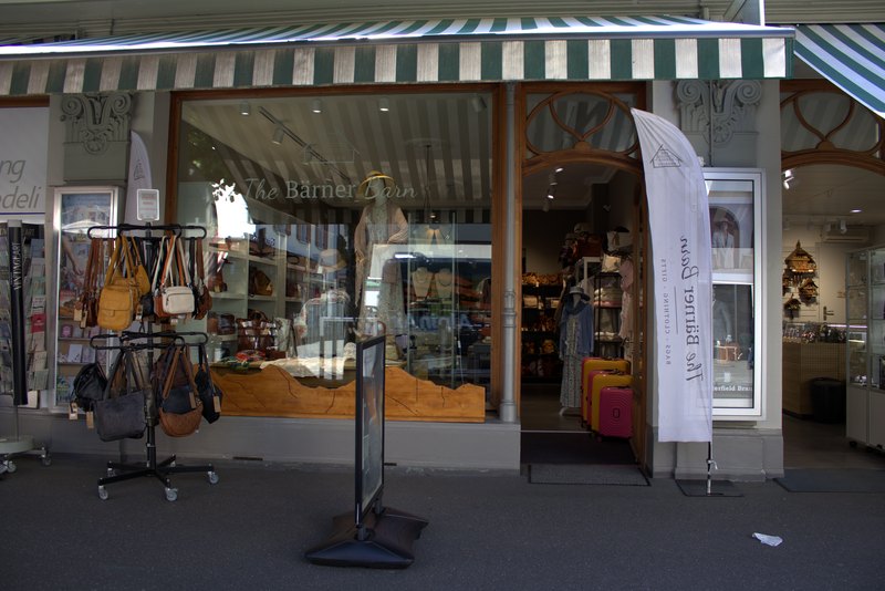 Schaufenster der Boutique mit grün-weisser Markise an der Bahnhofstrasse