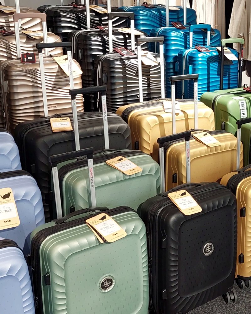 Bunte Hartschalenkoffer gestapelt im Laden