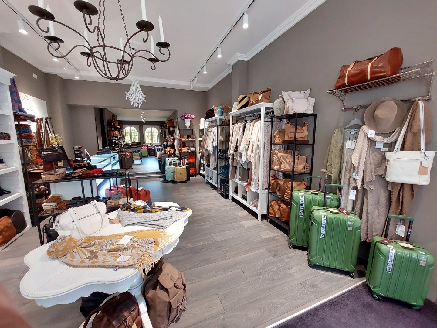 Innenraum der Boutique The Bärner Barn mit Taschen, Koffern und Garderobe